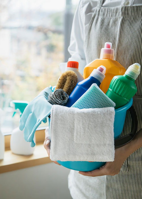 Mitarbeiter hält Reinigungsutensilien für eine gründliche Unterhaltsreinigung Offenbach in einem Haushalt oder Büro bereit