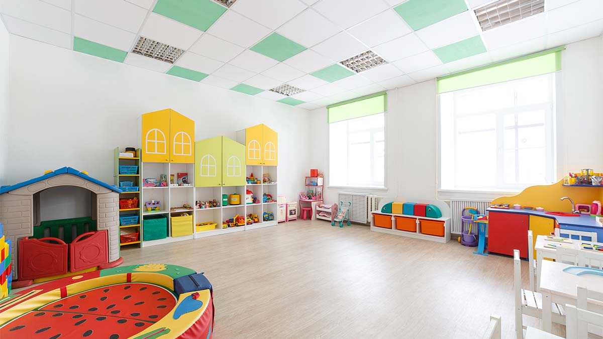 Sauberer und gepflegter Gruppenraum im Kindergarten nach der Reinigung – hygienische Kita Umgebung mit aufgeräumten Spielbereichen und Möbeln