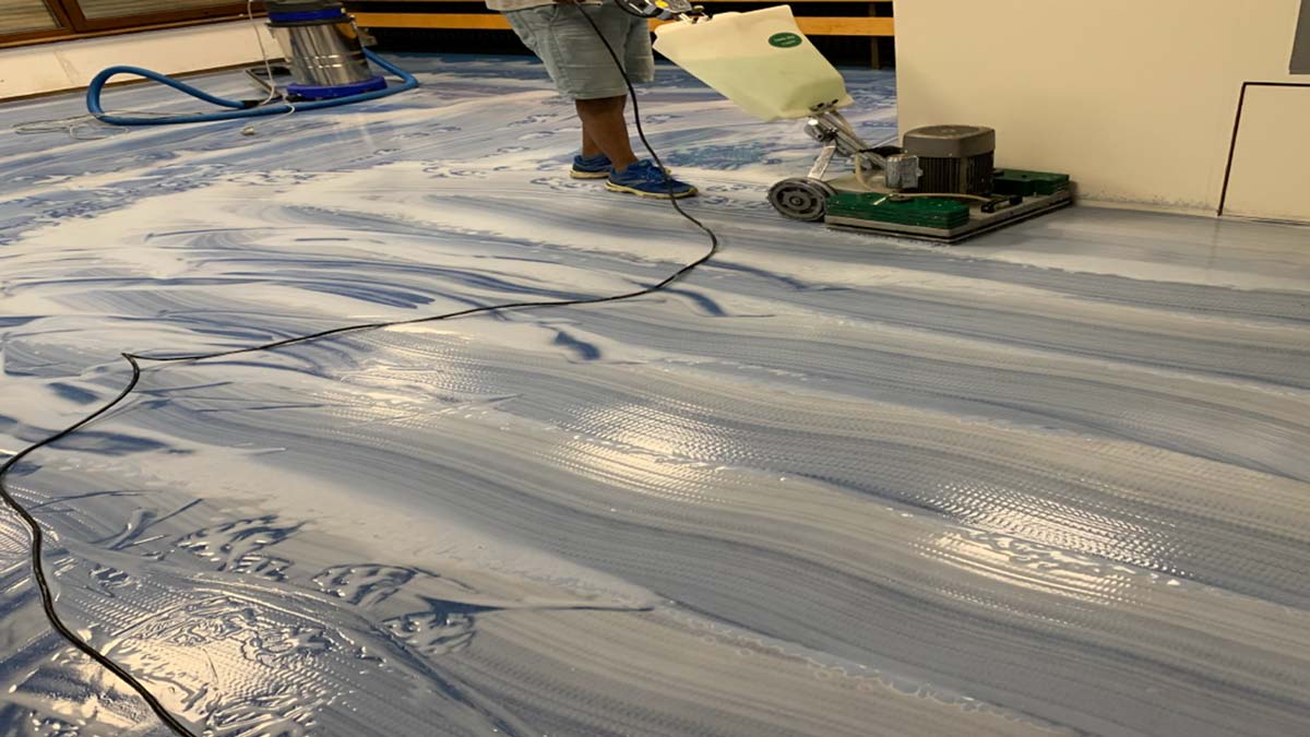 Maschinelle Grundreinigung eines Kindergartenbodens mit Reinigungsmaschine – professionelle Kita Reinigung entfernt tiefsitzenden Schmutz gründlich