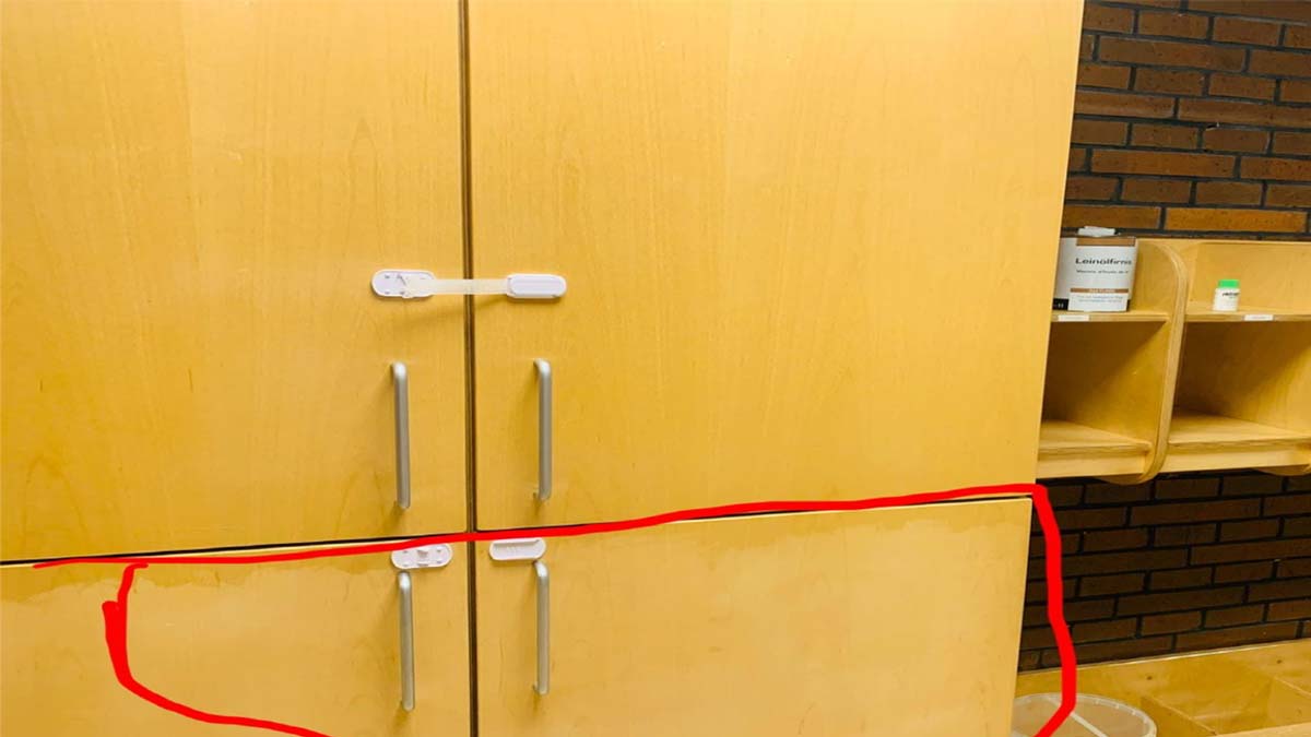 Verschmutzte Schränke und Möbel im Kindergarten vor der Reinigung – sichtbare Gebrauchsspuren im Kita-Bereich als Beispiel für notwendige professionelle Reinigung