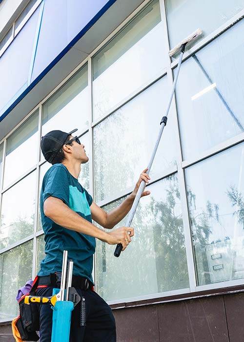 Fensterreinigung in Offenbach mit Teleskopstange – professionelle Reinigung großer Glasflächen an Gebäuden für streifenfreie Ergebnisse im Rhein-Main Gebiet