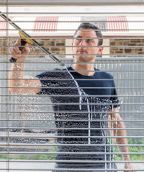 Professionelle Fensterreinigung in Offenbach – Reinigung von Fenstern mit Abzieher für streifenfreie Glasflächen im Privathaushalt