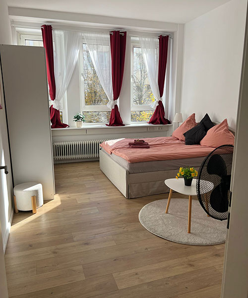 Saubere und gepflegte Wohnung nach professioneller Wohnungsreinigung in Offenbach – helles Schlafzimmer mit frisch gereinigten Fenstern und Boden